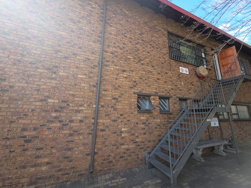 High-Visibility Office Space on Rondebult Road - Photo 2