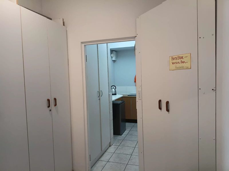 Spacious open plan office to rent - Photo 9