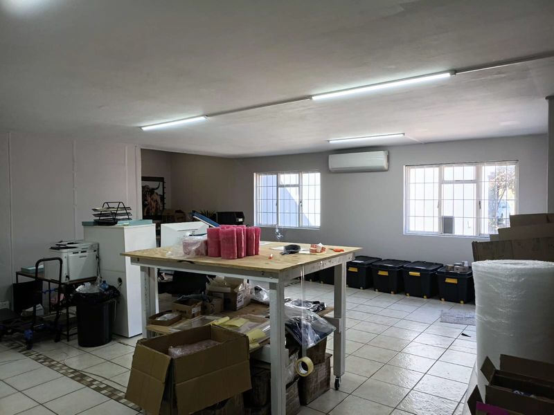 Spacious open plan office to rent - Photo 8