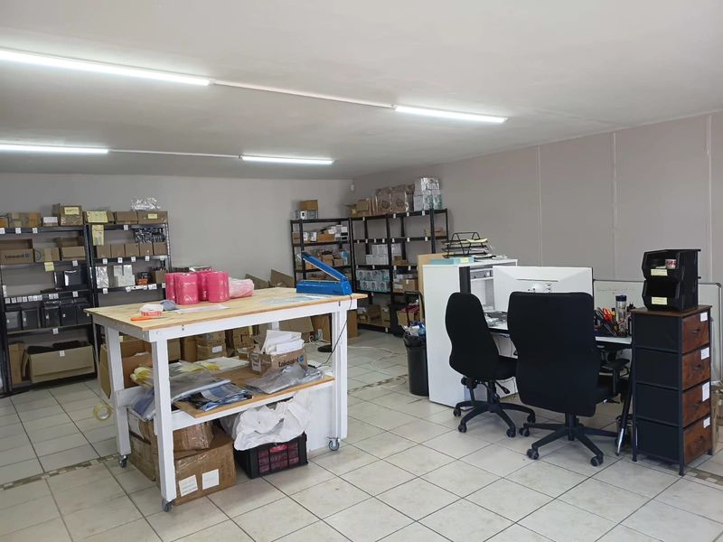 Spacious open plan office to rent - Photo 7
