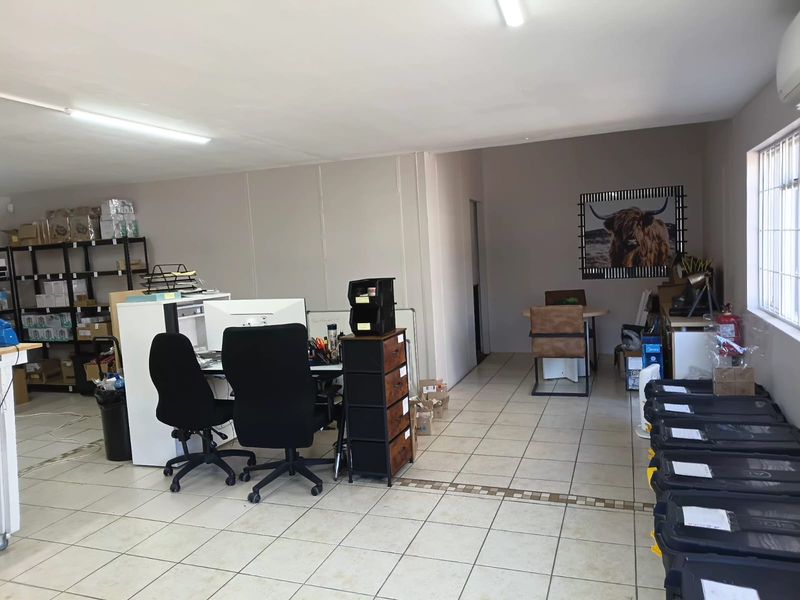 Spacious open plan office to rent - Photo 6