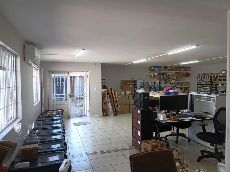 Spacious open plan office to rent - Photo 4