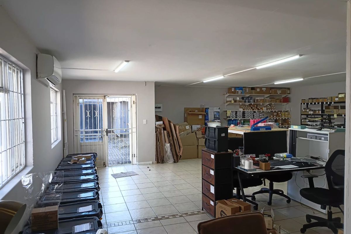 Spacious open plan office to rent - Photo 4