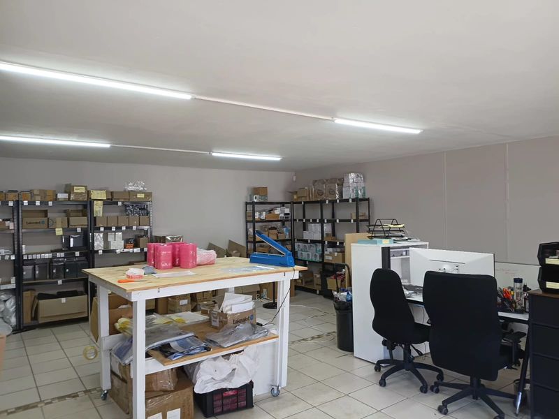 Spacious open plan office to rent - Photo 5