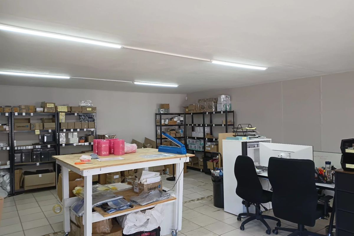 Spacious open plan office to rent - Photo 5
