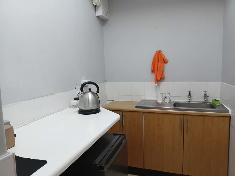 Spacious open plan office to rent - Photo 10