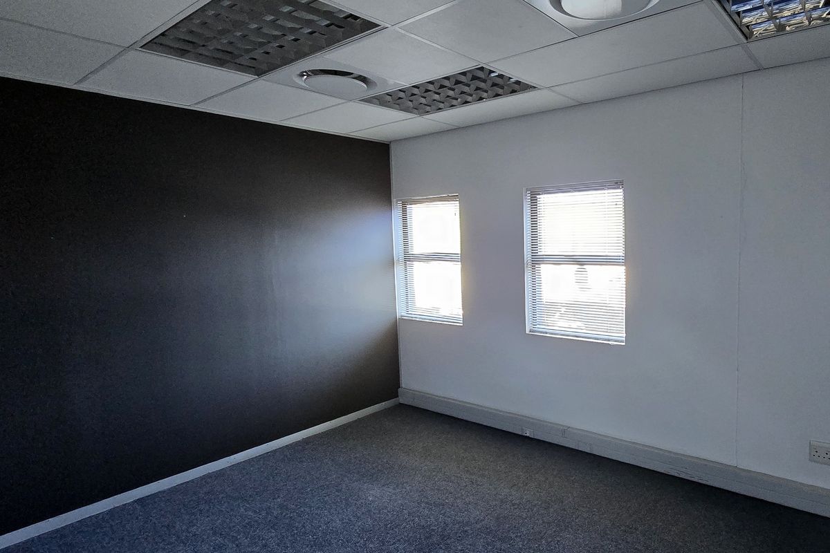 Prime visible office space to let - Sonheuwel-Nelspruit with well established business in the area - Photo 4
