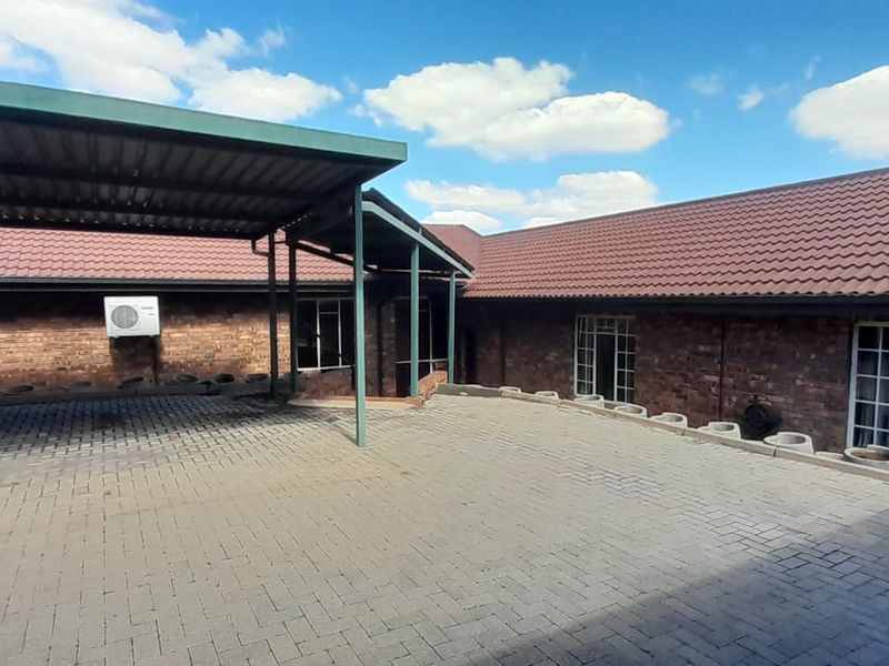Hidden Corporate Gem with a Private Campus Style Feel in Kyalami To Let - Photo 5