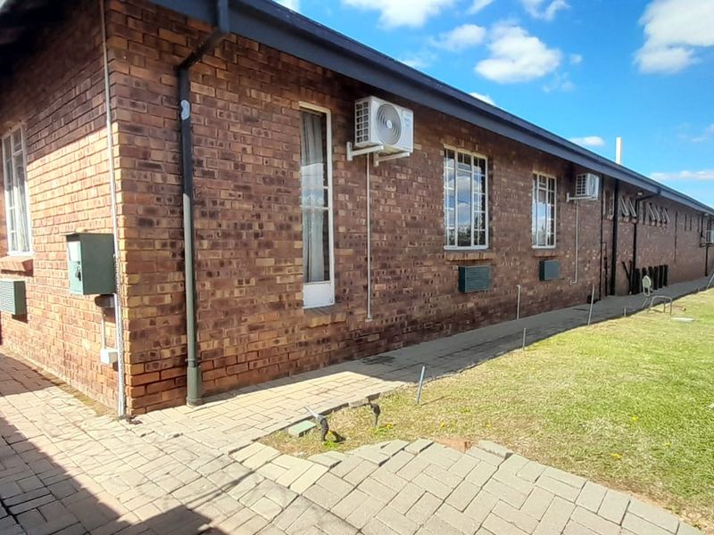 Hidden Corporate Gem with a Private Campus Style Feel in Kyalami To Let - Photo 4