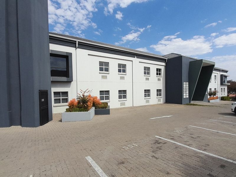 Modern Open Plan Office with Excellent Natural Light in Riverview Office Park - Photo 1