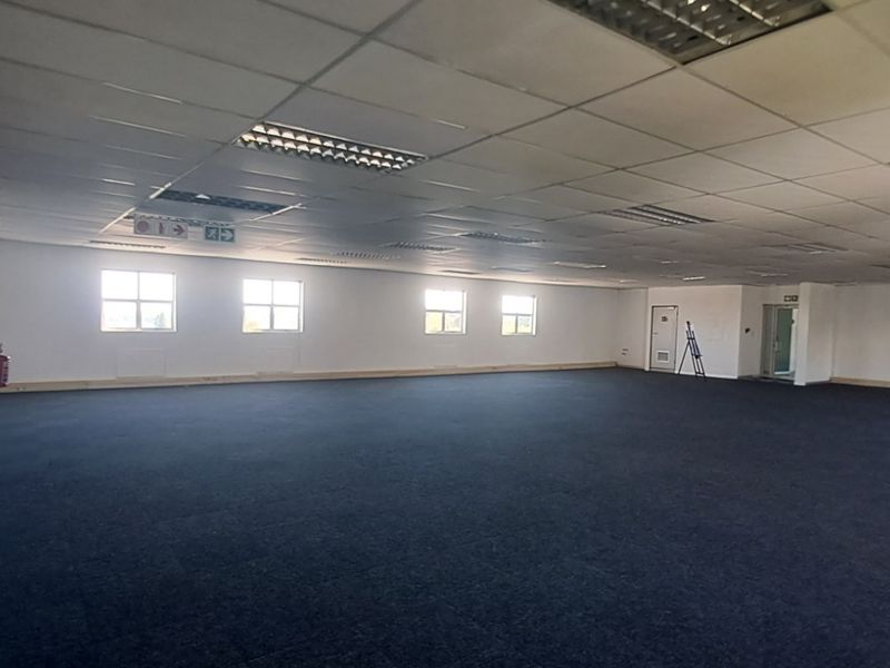 Modern Open Plan Office with Excellent Natural Light in Riverview Office Park - Photo 5