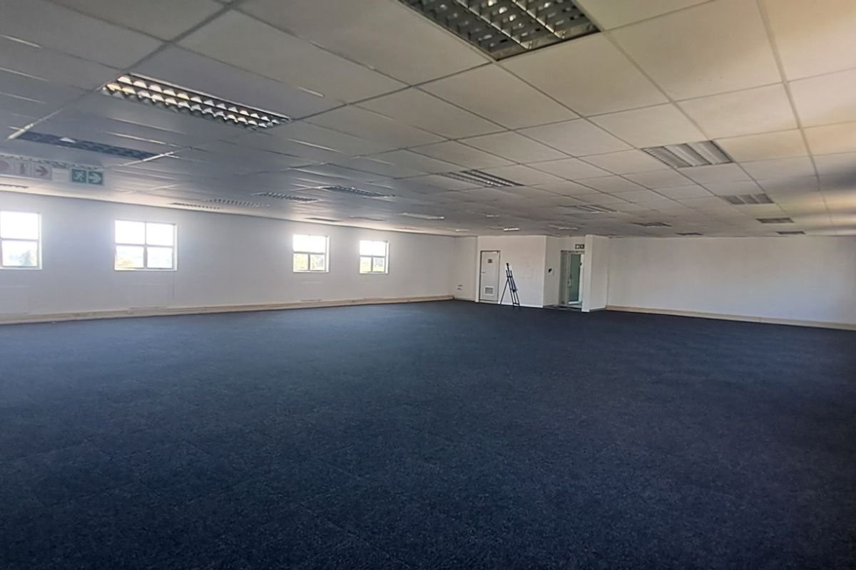 Modern Open Plan Office with Excellent Natural Light in Riverview Office Park - Photo 4