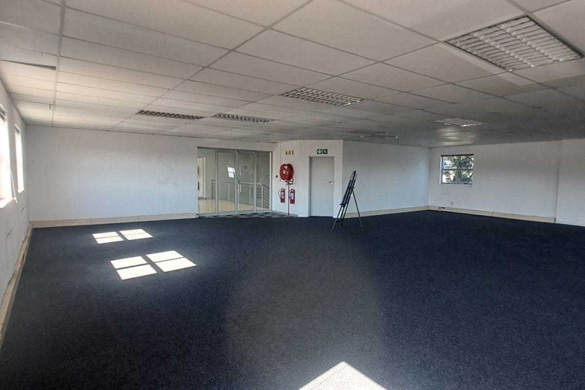 Flexible First Floor Office with Contemporary Open Plan Design - Photo 4