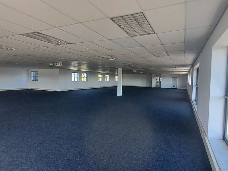 Flexible First Floor Office with Contemporary Open Plan Design - Photo 8