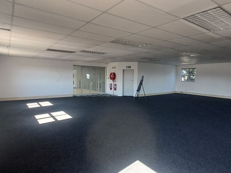 Flexible First Floor Office with Contemporary Open Plan Design - Photo 4