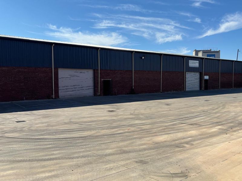 1000sqm Warehouse/Factory to rent in Willowton for R60000-00 per month plus Vat - Photo 1