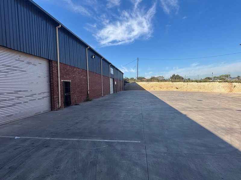 1000sqm Warehouse/Factory to rent in Willowton for R60000-00 per month plus Vat - Photo 3