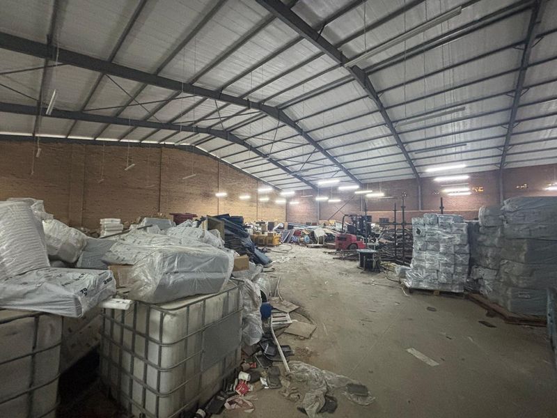 1000sqm Warehouse/Factory to rent in Willowton for R60000-00 per month plus Vat - Photo 6