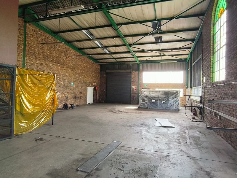 306m2 Warehouse To Let in Hennopspark, Centurion | Secure Industrial Unit with Showroom and Offices - Photo 8