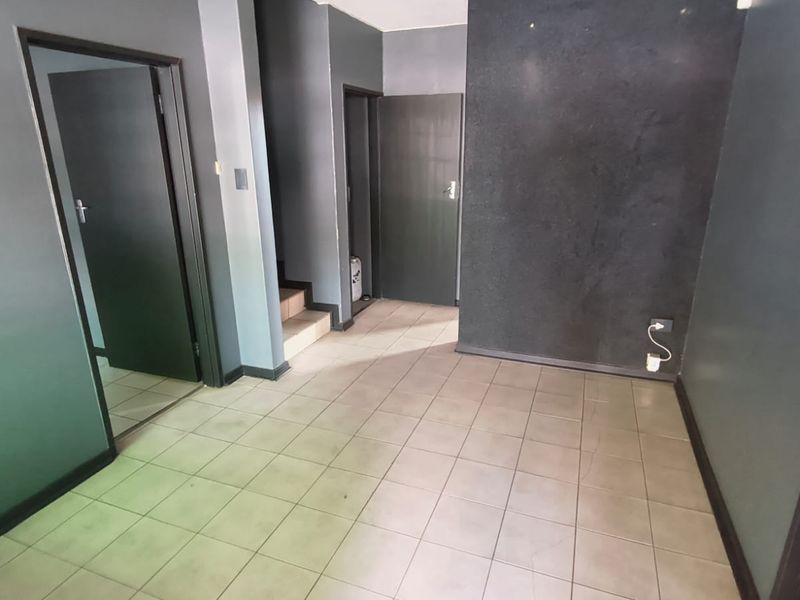 306m2 Warehouse To Let in Hennopspark, Centurion | Secure Industrial Unit with Showroom and Offices - Photo 5