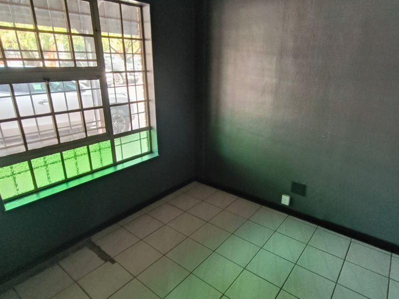 306m2 Warehouse To Let in Hennopspark, Centurion | Secure Industrial Unit with Showroom and Offices - Photo 3