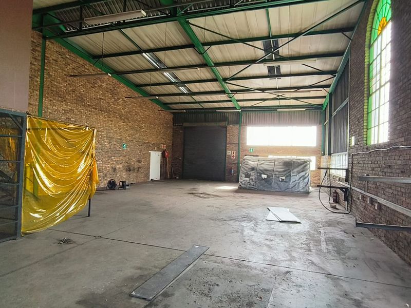 306m2 Warehouse To Let in Hennopspark, Centurion | Secure Industrial Unit with Showroom and Offices - Photo 4