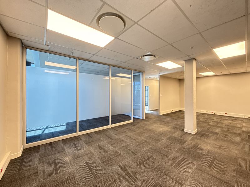 12m High-Clearance Logistics Facility | 1,298m2 Warehouse To Let in Old Mint Business Park - Photo 8