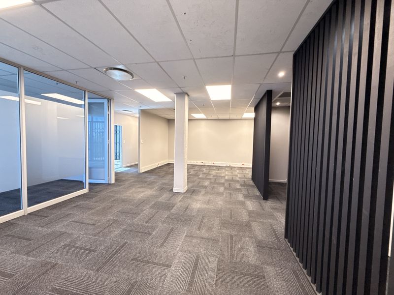 12m High-Clearance Logistics Facility | 1,298m2 Warehouse To Let in Old Mint Business Park - Photo 10