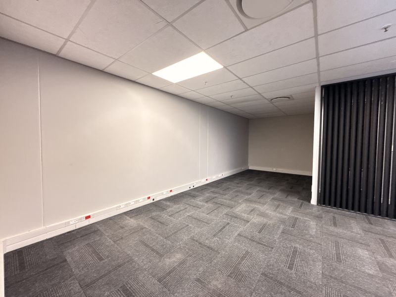 12m High-Clearance Logistics Facility | 1,298m2 Warehouse To Let in Old Mint Business Park - Photo 5