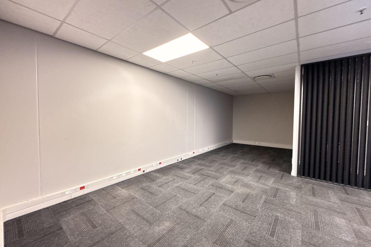 12m High-Clearance Logistics Facility | 1,298m2 Warehouse To Let in Old Mint Business Park - Photo 5