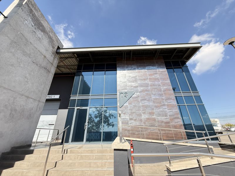 12m High-Clearance Logistics Facility | 1,298m2 Warehouse To Let in Old Mint Business Park - Photo 2