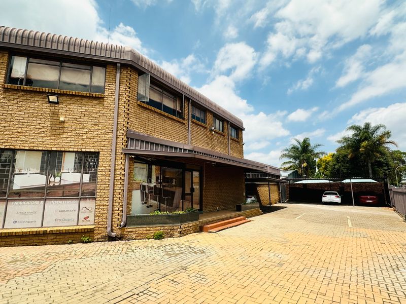 706m2 Stand-Alone Industrial Warehouse For Sale in Hennopspark, Centurion - Photo 3