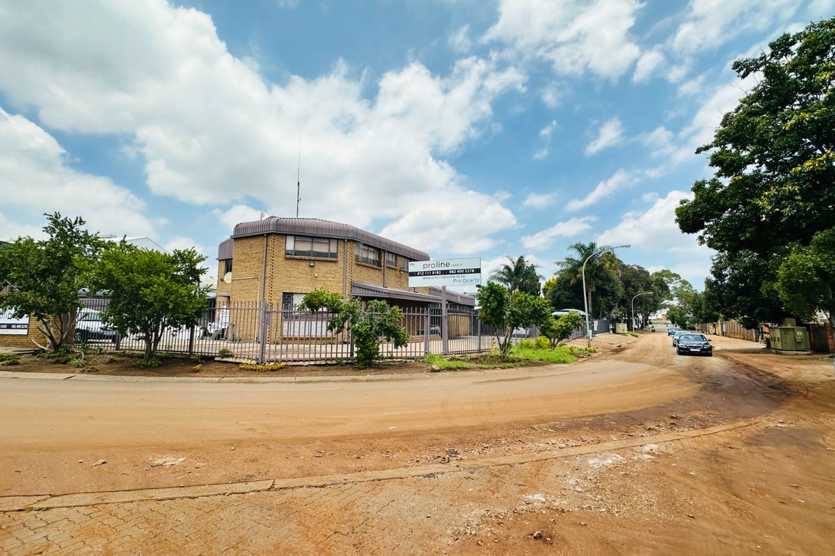 706m2 Stand-Alone Industrial Warehouse For Sale in Hennopspark, Centurion - Photo 2