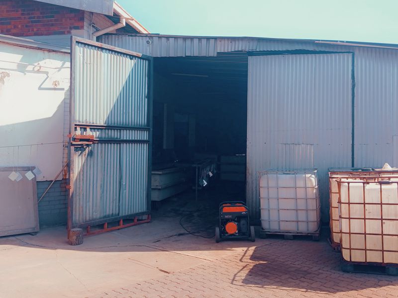 Industrial workshop to let - Photo 6