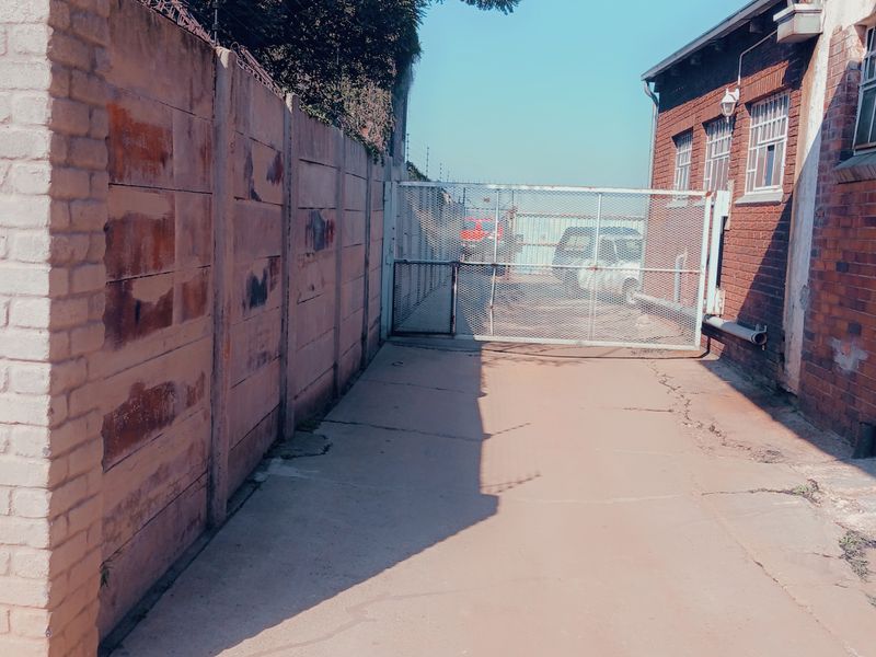 Industrial workshop to let - Photo 9
