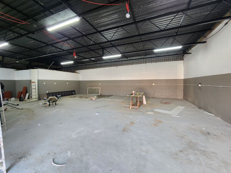 208m2 Warehouse with Interlink Access To Let in The Tannery - Photo 2