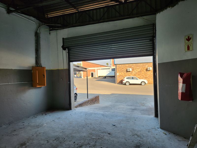 208m2 Warehouse with Interlink Access To Let in The Tannery - Photo 4