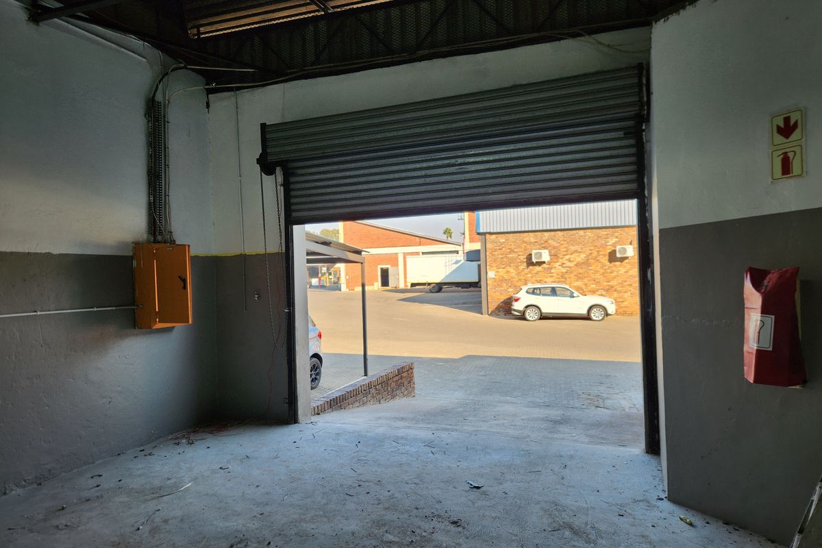 208m2 Warehouse with Interlink Access To Let in The Tannery - Photo 4