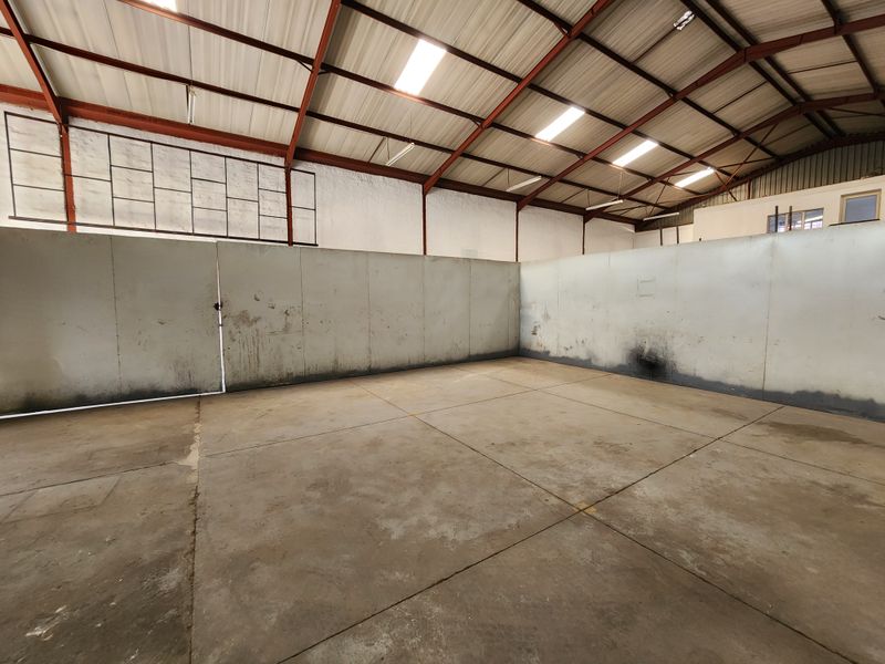 Well located 213m2 Warehouse To Let in Silverton, Secure Industrial Space - Photo 7