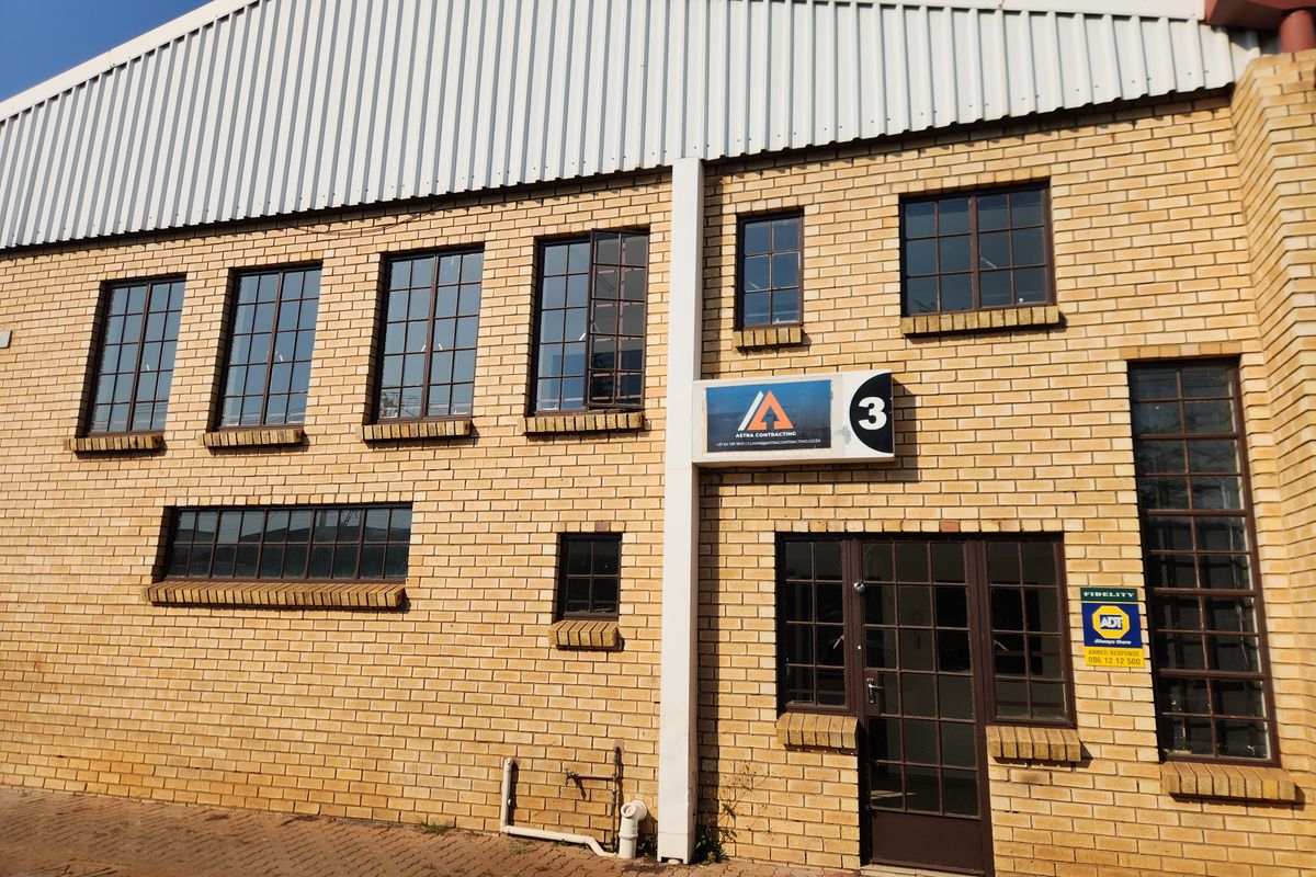 Well located 213m2 Warehouse To Let in Silverton, Secure Industrial Space - Photo 2