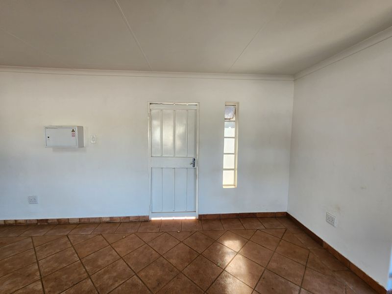 Freestanding 100m2 Ground Floor Retail Office in Montana - Photo 6