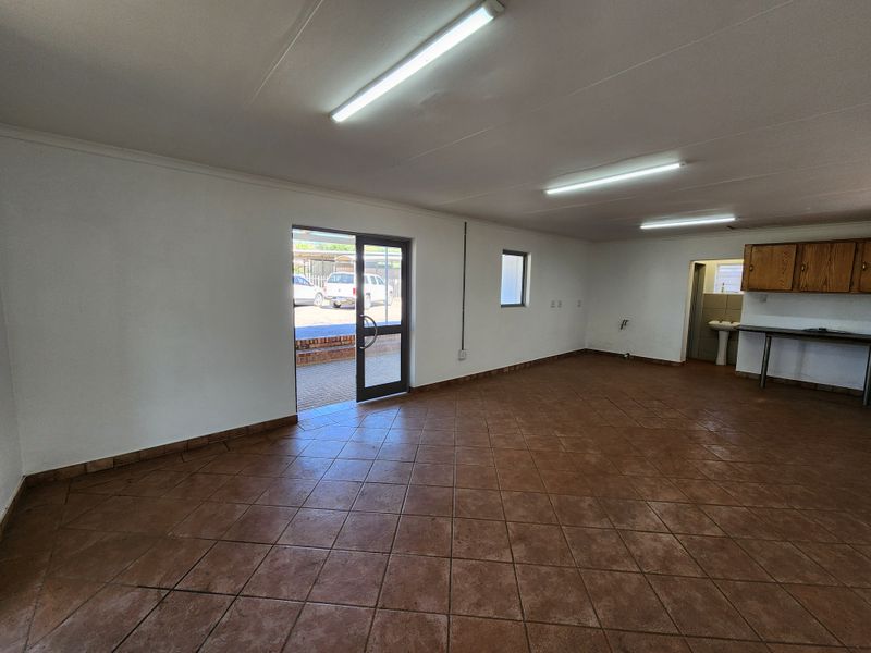 Freestanding 100m2 Ground Floor Retail Office in Montana - Photo 8