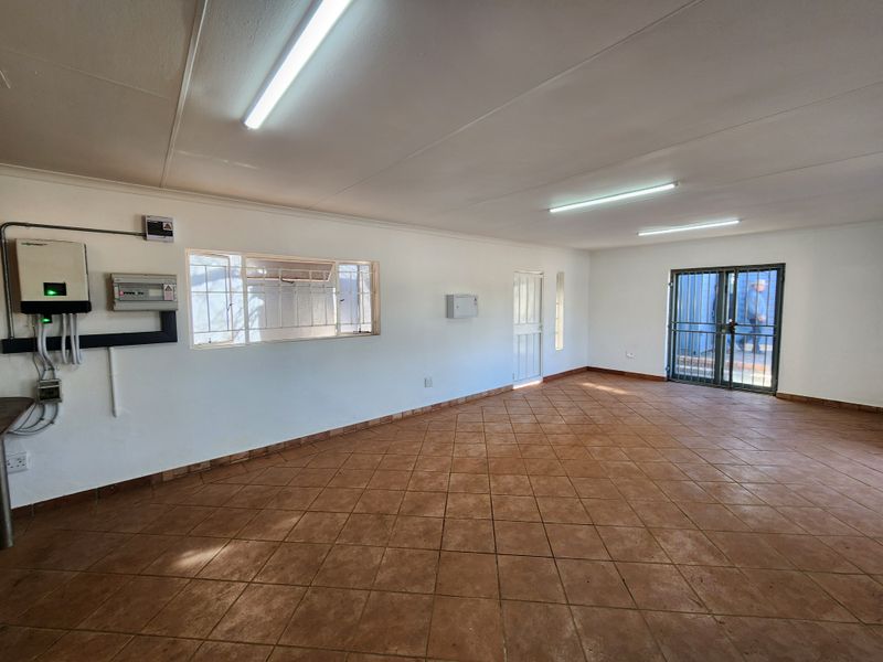 Freestanding 100m2 Ground Floor Retail Office in Montana - Photo 3