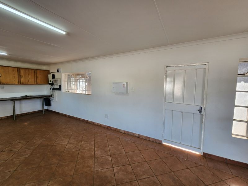Freestanding 100m2 Ground Floor Retail Office in Montana - Photo 4