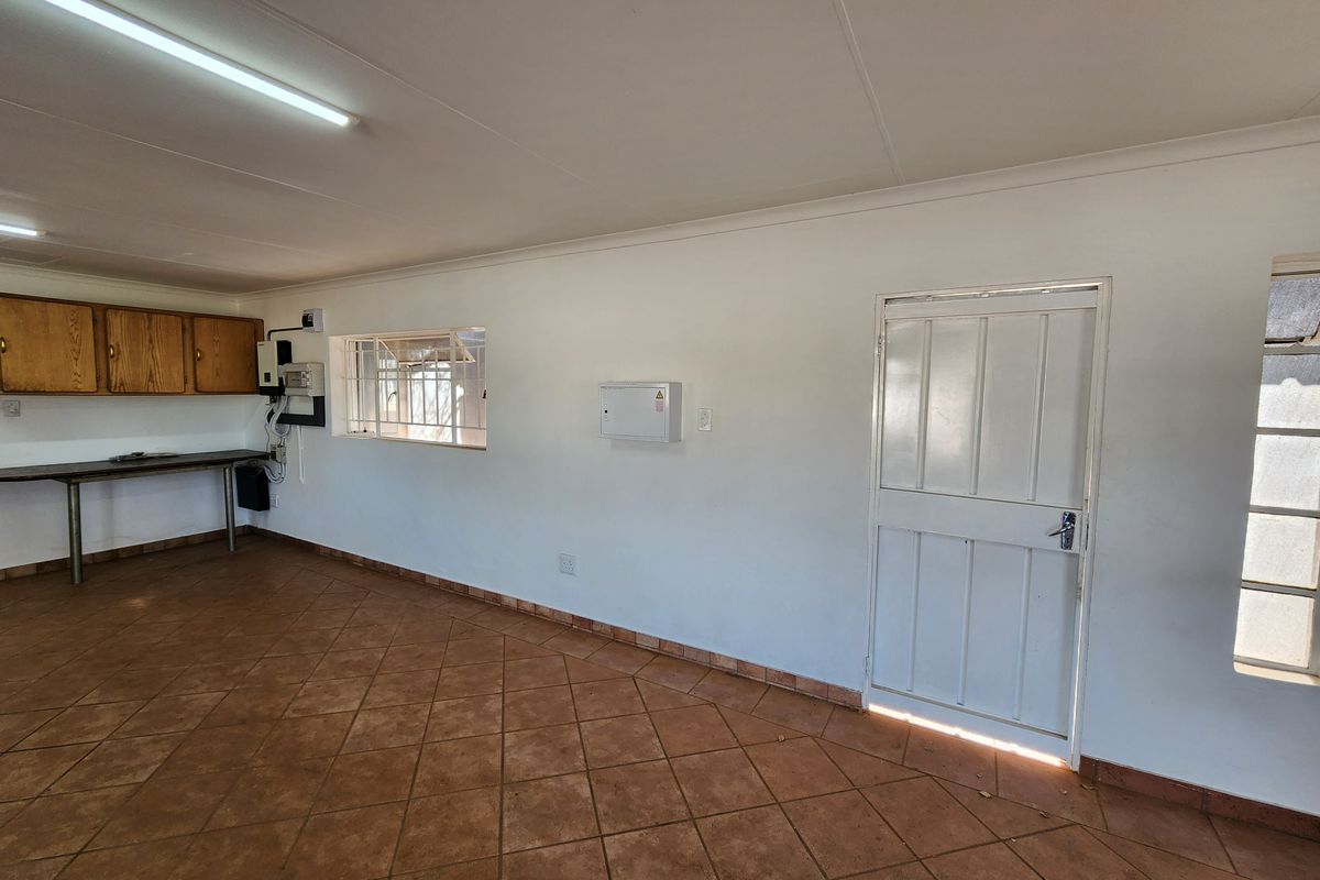 Freestanding 100m2 Ground Floor Retail Office in Montana - Photo 4