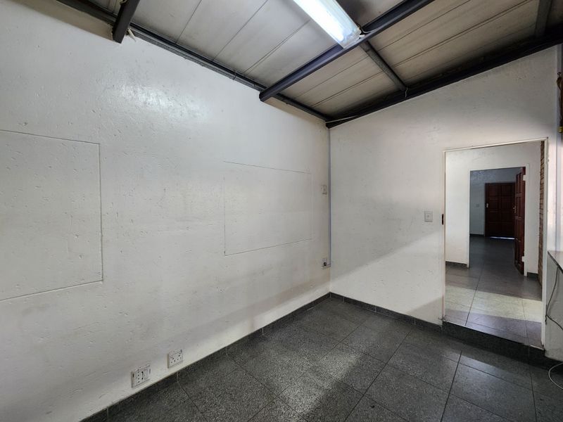 550m2 A-Grade Warehouse with Multiple Roller Shutter Doors in Montana - Photo 8