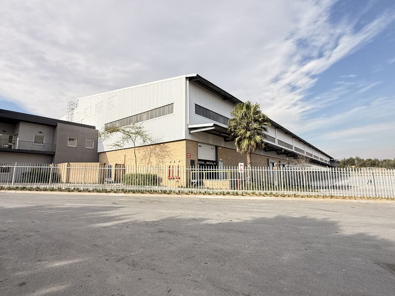 Warehouse Excellence in N1 Business Park, Built for Growth and Performance - Photo 1