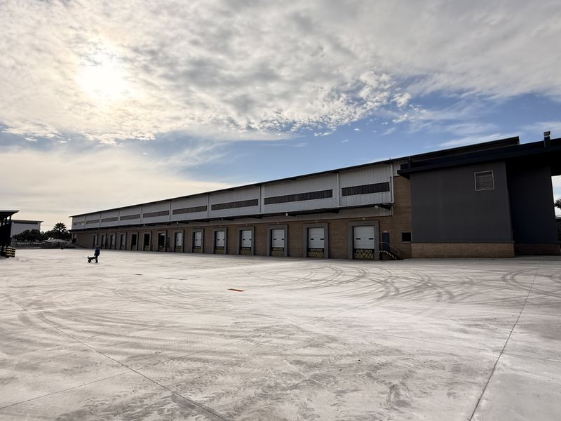Warehouse Excellence in N1 Business Park, Built for Growth and Performance - Photo 3
