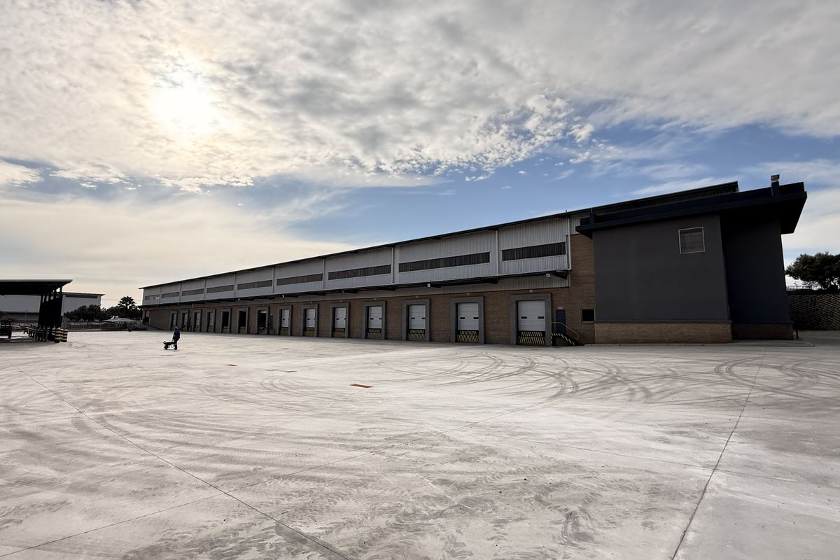 Warehouse Excellence in N1 Business Park, Built for Growth and Performance - Photo 3