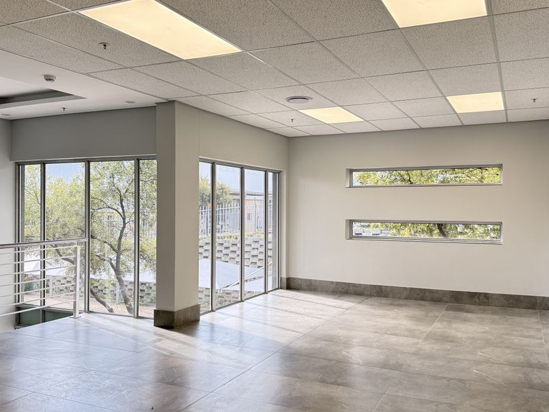 Warehouse Excellence in N1 Business Park, Built for Growth and Performance - Photo 7